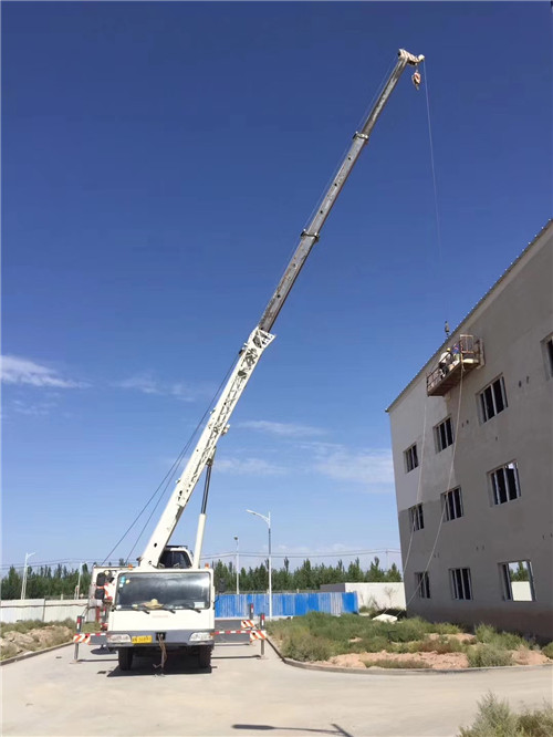 安新县“轻装强干”—— 吊车的 “轻量化臂架” 技术